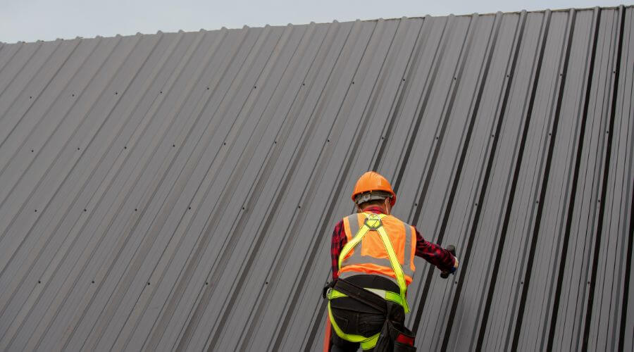 Professional gutter cleaning in Smithville, MO